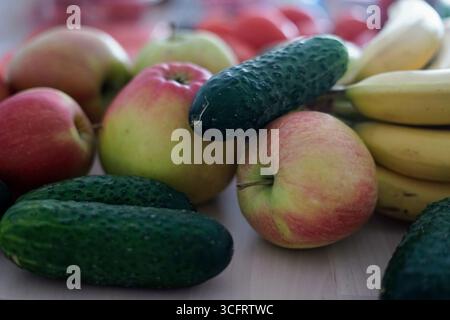 Ein wunderschönes Arrangement aus frischem Obst und Gemüse auf einem Tisch Stockfoto