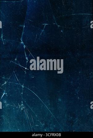 Überlagerung mit Grunge. Bildschirm „Distress“ (gestörter Bildschirm). Abgestürzt, zerkratzt, alte schwarze Kunststoffstruktur. Staubgeräusch auf dunkelgrauem, gealtertem abstraktem Glashintergrund. Stockfoto