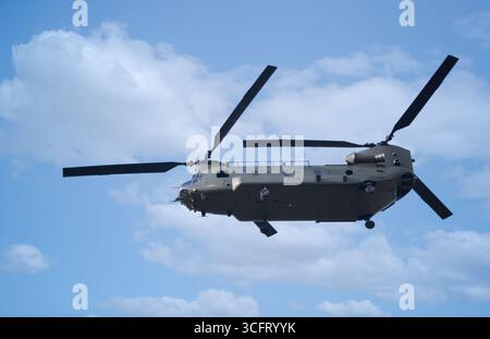 Royal Air Force Boeing CH-47 Chinook Hubschrauber im klaren Himmel, Großbritannien. Stockfoto