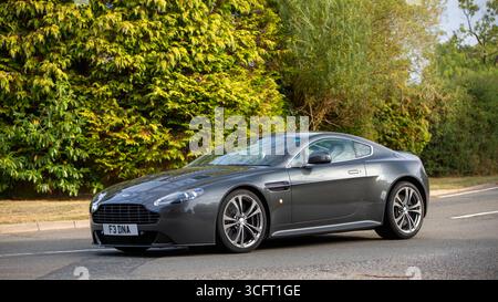 Whittlebury, Norhants, UK - 23. August 2025: 2013 Aston Martin Vantage V12 Auto auf einer britischen Straße Stockfoto