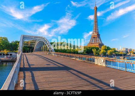 Eiffelturm, Blick von der Debilly-Fußgängerbrücke über die seine, Paris, Frankreich. Stockfoto