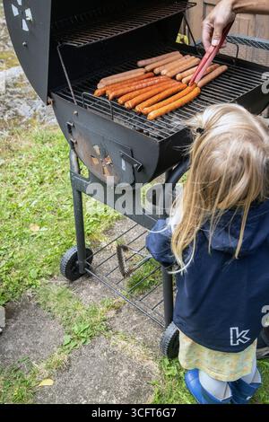 Wurst wird im Garten gegrillt (Nahaufnahme) Stockfoto