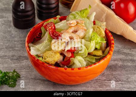 Leckerer caesar-Salat mit Garnelen und Eisberg Stockfoto