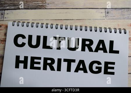 Konzept des Kulturerbes Schreiben Sie auf Buch isoliert auf Holztisch. Stockfoto