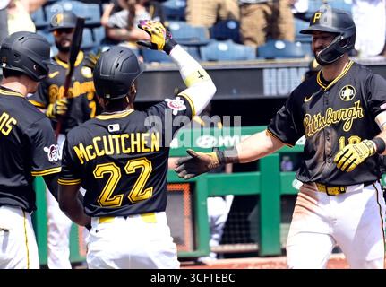 Jared Triolo (19) feiert seinen homer mit Pittsburgh Pirates Outfielder Andrew McCutchen (22) und Pittsburgh Pirates Outfielder Bryan Reynolds (10) im vierten Inning gegen die Colorado Rockies im PNC Park am Sonntag, den 24. August 2025 in Pittsburgh. Foto von Archie Carpenter/UPI Stockfoto