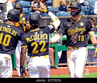Jared Triolo (19) feiert seinen homer mit Pittsburgh Pirates Outfielder Andrew McCutchen (22) und Pittsburgh Pirates Outfielder Bryan Reynolds (10) im vierten Inning gegen die Colorado Rockies im PNC Park am Sonntag, den 24. August 2025 in Pittsburgh. Foto von Archie Carpenter/UPI Stockfoto