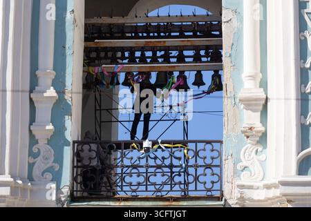 Kiew, Ukraine. August 2025. Ein Glockenklingeln läutet die Glocken der Heiligen Sophia-Kathedrale während des ukrainischen Unabhängigkeitstages auf dem Sophia-Platz am 24. August 2025 in Kiew, Ukraine. Kredit: Ukrainischer Ratsvorsitz/Pressestelle Des Ukrainischen Präsidenten/Alamy Live News Stockfoto