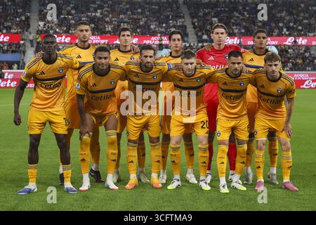 Bergamo, Italien. August 2025. Pisa Teamfoto beim Spiel Atalanta BC gegen Pisa SC, 1° Serie A Enilive 2025-26 im New Balance Stadion in Bergamo (BG), Italien, am 24. August 2025. Quelle: Unabhängige Fotoagentur/Alamy Live News Stockfoto