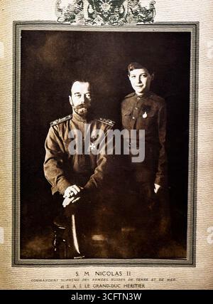 Foto von Zar Nikolaus II. Von Russland mit seinem Sohn Zarewitsch Alexej Nikolajewitsch, Erbe des russischen Throns. Das während des Ersten Weltkriegs veröffentlichte Porträt zeigt Nikolaus II. In Militäruniform als Oberbefehlshaber der russischen Armee und Marine, neben dem jungen Erben, der eine Kadettenuniform mit Medaillen trägt. Das Bild spiegelt sowohl die dynastische Tradition als auch die symbolische Rolle der kaiserlichen Familie im Kriegsrußland, kurz vor dem Zusammenbruch der Romanov-Dynastie, wider. Stockfoto