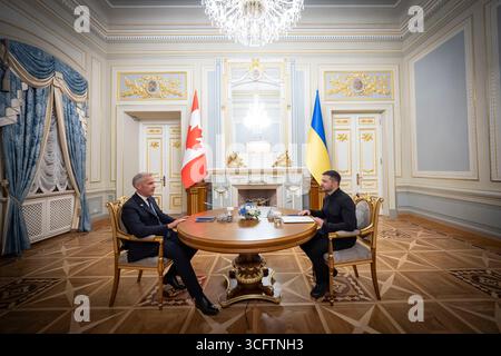 Kiew, Ukraine. August 2025. Der kanadische Premierminister Mark Carney, links, kommentiert den ukrainischen Präsidenten Wolodymyr Zelenskyj, rechts, während eines Einzeltreffens im Mariinskyi-Palast am 24. August 2025 in Kiew, Ukraine. Carney war zu Gast bei den Feierlichkeiten zum Unabhängigkeitstag der Ukraine und versprach zwei Milliarden kanadische Dollar Militärhilfe. Kredit: Ukrainischer Ratsvorsitz/Pressestelle Des Ukrainischen Präsidenten/Alamy Live News Stockfoto