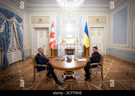 Kiew, Ukraine. August 2025. Der kanadische Premierminister Mark Carney, links, kommentiert den ukrainischen Präsidenten Wolodymyr Zelenskyj, rechts, während eines Einzeltreffens im Mariinskyi-Palast am 24. August 2025 in Kiew, Ukraine. Carney war zu Gast bei den Feierlichkeiten zum Unabhängigkeitstag der Ukraine und versprach zwei Milliarden kanadische Dollar Militärhilfe. Kredit: Ukrainischer Ratsvorsitz/Pressestelle Des Ukrainischen Präsidenten/Alamy Live News Stockfoto