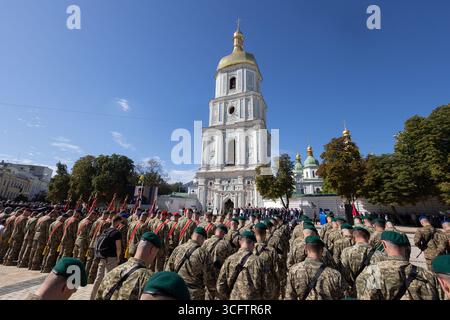 Kiew, Ukraine. August 2025. Soldaten, Militär vor der Sophia-Kathedrale, Feierlichkeiten anlässlich des ukrainischen Unabhängigkeitstages am 24.08.2025 in Kiew nimmt der Präsident an Veranstaltungen zum ukrainischen Unabhängigkeitstag Teil. Credit:The Presential Office of Ukraine Via/dpa/Alamy Live News Stockfoto