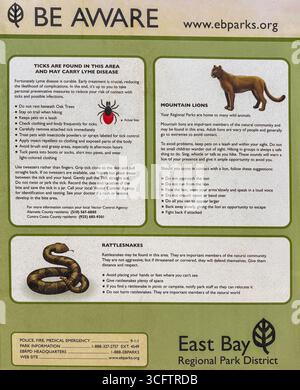 Pleasanton California, USA - 23. August 2025: Schild „Be Aware“ Mountain Lions Klapperschlangen und Zecken im Pleasanton Ridge Regional Park. Stockfoto