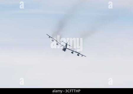 Eine Boeing B-52H Stratofortress, die in der Nähe der Edwards Air Force Base in Südkalifornien flog. Stockfoto