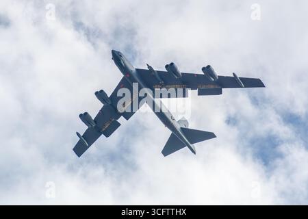 Eine Boeing B-52H Stratofortress, die in der Nähe der Edwards Air Force Base in Südkalifornien flog. Stockfoto