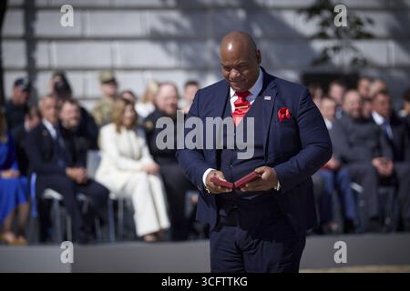 Der ukrainische Präsident Wolodymyr Zelenskyj Marks Unabhängigkeitstag 24. August 2025, Kiew, Ukraine: Der amerikanische Pastor Mark Burns, Gründer und CEO des NOW Television Network, hält seinen Verdienstkreuz 3. Klasse Medaille nach der Präsentation des ukrainischen Präsidenten Wolodymyr Zelenskyj während der Zeremonien zum ukrainischen Unabhängigkeitstag am 24. August 2025 in Kiew, Ukraine. Zelensky war Gastgeber des kanadischen Premierministers Mark Carney. Credit Image: Ukraine Presidency/Ukraine Pre/Planet Pix via ZUMA Press Wire Kiew Ukraine *** ukrainischer Präsident Wolodymyr Zelenskyy Marks Indepen Stockfoto