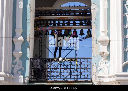 Der ukrainische Präsident Wolodymyr Zelenskij Marks Unabhängigkeitstag 24. August 2025, Kiew, Ukraine: Ein Glockenläuter läutet die Glocken der Kathedrale St. Sophia während des ukrainischen Unabhängigkeitstages auf dem Sophia-Platz, 24. August 2025 in Kiew, Ukraine. Credit Image: Ukraine Presidency/Ukraine Pre/Planet Pix via ZUMA Press Wire Kiew Ukraine *** ukrainischer Präsident Wolodymyr Zelenskyy Marks Unabhängigkeitstag 24. August 2025, Kiew, Ukraine Ein Glockenklingeln die Glocken der St. Sophia Kathedrale während des ukrainischen Unabhängigkeitstages auf dem Sophia Platz, 24. August 2025 in Kiew, Ukraine Credit Image Ukraine Präsidentschaft Stockfoto
