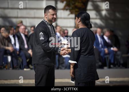 Ukrainischer Präsident Wolodymyr Zelenskyj markiert Unabhängigkeitstag 24. August 2025, Kiew, Ukraine: Ukrainischer Präsident Wolodymyr Zelenskyj, links, überreicht Prof. Mridula Ghosch den Verdienstkreuz 3. Klasse während der Zeremonien zum ukrainischen Unabhängigkeitstag am 24. August 2025 auf dem Sophia-Platz in Kiew, Ukraine. Zelensky war Gastgeber des kanadischen Premierministers Mark Carney. Credit Image: Ukraine Presidentship/Ukrainische Pre/Planet Pix Via ZUMA Press Wire Kiew Ukraine *** ukrainischer Präsident Wolodymyr Zelenskyj Marks Unabhängigkeitstag 24. August 2025, Kiew, Ukraine ukrainischer Präsident Wolodymyr Zel Stockfoto