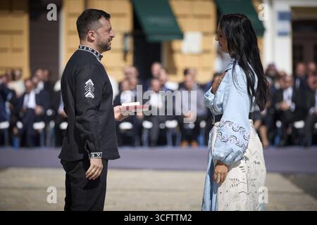 Ukrainischer Präsident Wolodymyr Zelenskyj Marks Unabhängigkeitstag 24. August 2025, Kiew, Ukraine: Ukrainischer Präsident Wolodymyr Zelenskyj, links, überreicht der Sängerin Susana Jamaladinova während der Zeremonien zum ukrainischen Unabhängigkeitstag am 24. August 2025 auf dem Sophia-Platz in Kiew, Ukraine. Zelensky war Gastgeber des kanadischen Premierministers Mark Carney. Credit Image: Ukraine Presidentship/Ukrainische Pre/Planet Pix Via ZUMA Press Wire Kiew Ukraine *** ukrainischer Präsident Wolodymyr Zelenskyj Marks Unabhängigkeitstag 24. August 2025, Kiew, Ukraine ukrainischer Vorsitzender Stockfoto
