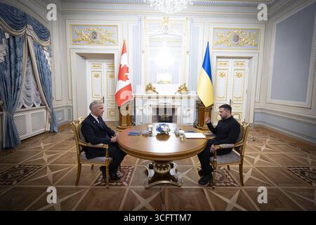 Ukrainischer Präsident Wolodymyr Zelenskij bilaterales Treffen mit kanadischem Premierminister Carney 24. August 2025 in Kiew, Ukraine: Ukrainischer Präsident Wolodymyr Zelenskij, rechts, kommentiert den kanadischen Premierminister Mark Carney, links, während eines Einzeltreffens im Mariinskyi-Palast am 24. August 2025 in Kiew, Ukraine. Carney war zu Gast bei den Feierlichkeiten zum Unabhängigkeitstag der Ukraine und versprach Milliarden kanadische Dollar Militärhilfe. Credit Image: Ukrainischer Ratsvorsitz/ukrainischer Pre/Planet Pix via ZUMA Press Wire Kiew Ukraine *** ukrainischer Präsident Wolodymyr Zelenskyy bilaterales Treffen mit Kanadier Stockfoto