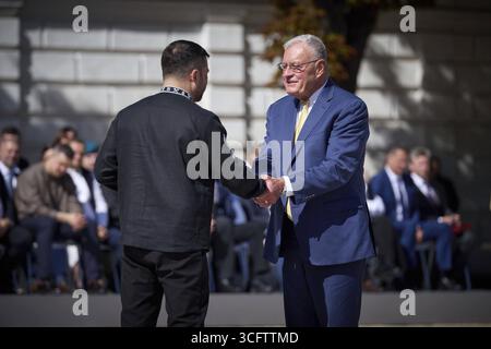 Ukrainischer Präsident Wolodymyr Zelenskyj Marks Unabhängigkeitstag 24. August 2025, Kiew, Ukraine: Ukrainischer Präsident Wolodymyr Zelenskyj, links, präsentiert den Verdienstorden 1. Klasse an US-Ret. General Keith Kellogg, rechts, während der Zeremonien zum ukrainischen Unabhängigkeitstag auf dem Sophia-Platz, 24. August 2025 in Kiew, Ukraine. Zelensky war Gastgeber des kanadischen Premierministers Mark Carney. Credit Image: Ukraine Presidentship/Ukrainische Pre/Planet Pix Via ZUMA Press Wire Kiew Ukraine *** ukrainischer Präsident Wolodymyr Zelenskyj Marks Unabhängigkeitstag 24. August 2025, Kiew, Ukraine ukrainischer Vorsitzender Stockfoto