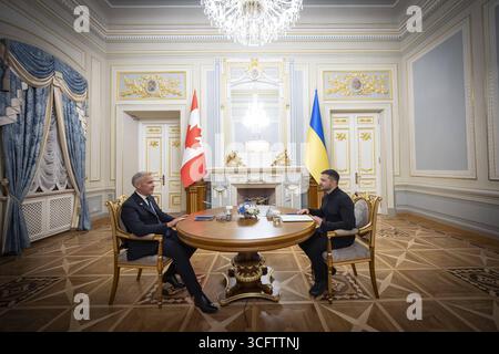 Ukrainischer Präsident Wolodymyr Zelenskyj bilaterales Treffen mit kanadischem Premierminister Carney 24. August 2025 in Kiew, Ukraine: Kanadischer Premierminister Mark Carney, links, Bemerkungen zum ukrainischen Präsidenten Wolodymyr Zelenskyj, rechts, während eines Einzeltreffens im Mariinskyi-Palast am 24. August 2025 in Kiew, Ukraine. Carney war zu Gast bei den Feierlichkeiten zum Unabhängigkeitstag der Ukraine und versprach Milliarden kanadische Dollar Militärhilfe. Credit Image: Ukrainischer Ratsvorsitz/ukrainischer Pre/Planet Pix via ZUMA Press Wire Kiew Ukraine *** ukrainischer Präsident Wolodymyr Zelenskyy bilaterales Treffen mit Kanadier Stockfoto