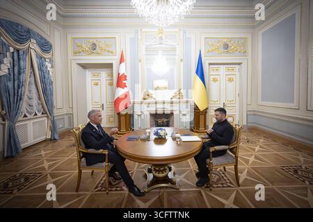Ukrainischer Präsident Wolodymyr Zelenskyj bilaterales Treffen mit kanadischem Premierminister Carney 24. August 2025 in Kiew, Ukraine: Kanadischer Premierminister Mark Carney, links, Bemerkungen zum ukrainischen Präsidenten Wolodymyr Zelenskyj, rechts, während eines Einzeltreffens im Mariinskyi-Palast am 24. August 2025 in Kiew, Ukraine. Carney war zu Gast bei den Feierlichkeiten zum Unabhängigkeitstag der Ukraine und versprach Milliarden kanadische Dollar Militärhilfe. Credit Image: Ukrainischer Ratsvorsitz/ukrainischer Pre/Planet Pix via ZUMA Press Wire Kiew Ukraine *** ukrainischer Präsident Wolodymyr Zelenskyy bilaterales Treffen mit Kanadier Stockfoto