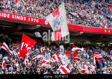 Anhänger des AFC Ajax während des niederländischen Eredivisie-Spiels zwischen AFC Ajax und Heracles Almelo in der Johan Cruijff Arena am 24. August 2025 in Amsterdam. (Quelle: Warz Brinkerhof/MTB-Foto/Alamy Live News) Stockfoto