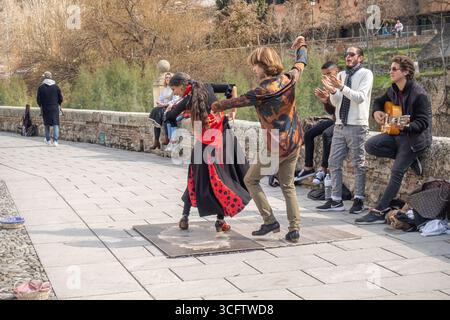 Ein Paar tanzender Flamenco, Straßenkünstler in Granada, Spanien Stockfoto