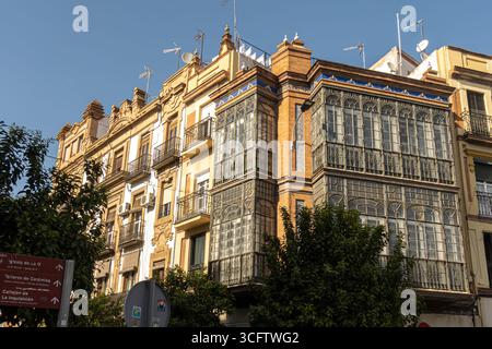 Jugendstilfassade, Balkon und Erkerfenster aus Gusseisen und Glas, Architektur in Triana, Sevilla, Spanien Stockfoto