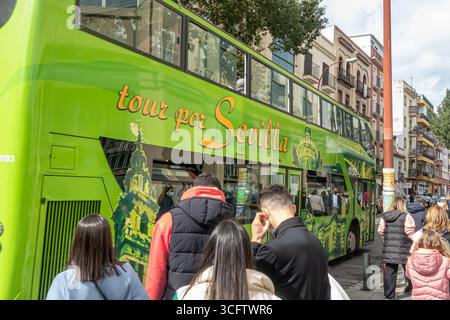 Grüner Sevilla Tourbus in den Straßen von Sevilla, Andalusien, Spanien Stockfoto
