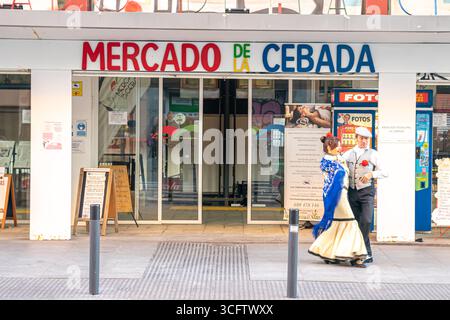 Mercado de la Cebada, Madrid, Spanien, Tänzer in traditionellen Kostümen Stockfoto