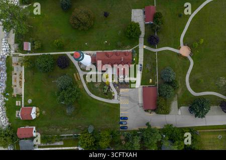 Windpunkt, Wi, USA. August 2025. Der Wind Point Lighthouse, ein 108 m hohes historisches Leuchtfeuer am Racine Harbor am Lake Michigan, steht seit 1880 mit restauriertem Ziegelwerk und einem reichen maritimen Erbe aus der Vogelperspektive. (Kreditbild: © Walter G. Arce Sr./ASP via ZUMA Press Wire) NUR REDAKTIONELLE VERWENDUNG! Nicht für kommerzielle ZWECKE! Stockfoto