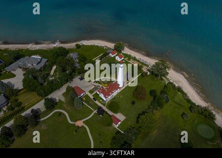 Windpunkt, Wi, USA. August 2025. Der Wind Point Lighthouse, ein 108 m hohes historisches Leuchtfeuer am Racine Harbor am Lake Michigan, steht seit 1880 mit restauriertem Ziegelwerk und einem reichen maritimen Erbe aus der Vogelperspektive. (Kreditbild: © Walter G. Arce Sr./ASP via ZUMA Press Wire) NUR REDAKTIONELLE VERWENDUNG! Nicht für kommerzielle ZWECKE! Stockfoto