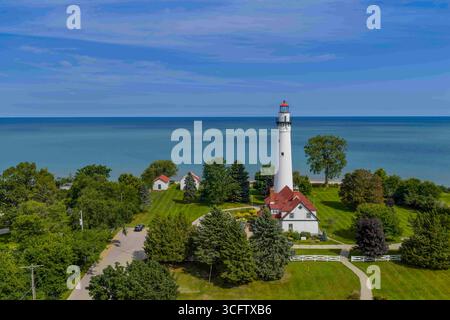 Windpunkt, Wi, USA. August 2025. Der Wind Point Lighthouse, ein 108 m hohes historisches Leuchtfeuer am Racine Harbor am Lake Michigan, steht seit 1880 mit restauriertem Ziegelwerk und einem reichen maritimen Erbe aus der Vogelperspektive. (Kreditbild: © Walter G. Arce Sr./ASP via ZUMA Press Wire) NUR REDAKTIONELLE VERWENDUNG! Nicht für kommerzielle ZWECKE! Stockfoto