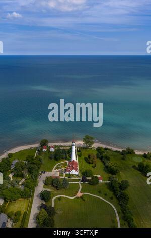 Windpunkt, Wi, USA. August 2025. Der Wind Point Lighthouse, ein 108 m hohes historisches Leuchtfeuer am Racine Harbor am Lake Michigan, steht seit 1880 mit restauriertem Ziegelwerk und einem reichen maritimen Erbe aus der Vogelperspektive. (Kreditbild: © Walter G. Arce Sr./ASP via ZUMA Press Wire) NUR REDAKTIONELLE VERWENDUNG! Nicht für kommerzielle ZWECKE! Stockfoto