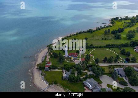 Windpunkt, Wi, USA. August 2025. Der Wind Point Lighthouse, ein 108 m hohes historisches Leuchtfeuer am Racine Harbor am Lake Michigan, steht seit 1880 mit restauriertem Ziegelwerk und einem reichen maritimen Erbe aus der Vogelperspektive. (Kreditbild: © Walter G. Arce Sr./ASP via ZUMA Press Wire) NUR REDAKTIONELLE VERWENDUNG! Nicht für kommerzielle ZWECKE! Stockfoto