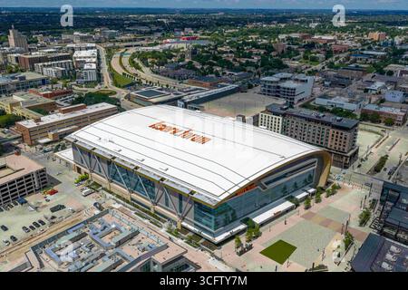 Milwaukee, Wi, USA. August 2025. Blick aus der Vogelperspektive auf das Fiserv Forum, Milwaukees moderne Arena und Heimat des Basketballs Bucks und Marquette, mit seinem eleganten Design im Herzen der Innenstadt seit 2018. (Kreditbild: © Walter G. Arce Sr./ASP via ZUMA Press Wire) NUR REDAKTIONELLE VERWENDUNG! Nicht für kommerzielle ZWECKE! Stockfoto