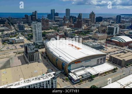 Milwaukee, Wi, USA. August 2025. Blick aus der Vogelperspektive auf das Fiserv Forum, Milwaukees moderne Arena und Heimat des Basketballs Bucks und Marquette, mit seinem eleganten Design im Herzen der Innenstadt seit 2018. (Kreditbild: © Walter G. Arce Sr./ASP via ZUMA Press Wire) NUR REDAKTIONELLE VERWENDUNG! Nicht für kommerzielle ZWECKE! Stockfoto