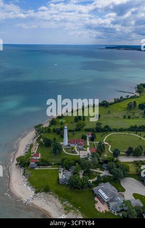 Windpunkt, Wi, USA. August 2025. Der Wind Point Lighthouse, ein 108 m hohes historisches Leuchtfeuer am Racine Harbor am Lake Michigan, steht seit 1880 mit restauriertem Ziegelwerk und einem reichen maritimen Erbe aus der Vogelperspektive. (Kreditbild: © Walter G. Arce Sr./ASP via ZUMA Press Wire) NUR REDAKTIONELLE VERWENDUNG! Nicht für kommerzielle ZWECKE! Stockfoto