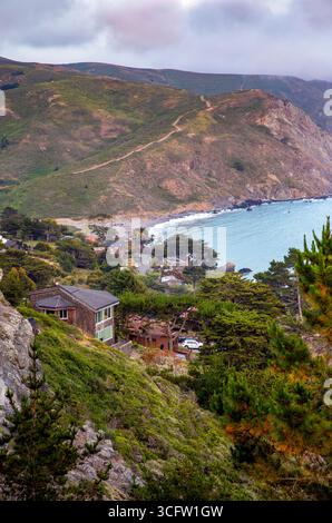 Malerischer Blick auf die nordkalifornische Küstengemeinde Muir Beach in Marin County, San Francisco Bay Area. Stockfoto