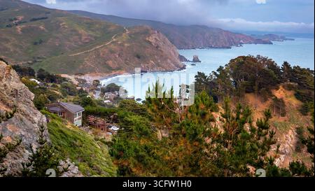 Malerische Aussicht und Landschaft der nordkalifornischen Küstengemeinde Muir Beach im Marin County. Stockfoto