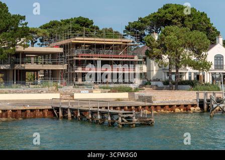Sandbanks Poole Dorset England UK. 17.08.2025. Im Bau befindliche Häuser gegenüber dem Hafen von Poole auf der britischen Sandbanks-Halbinsel Stockfoto