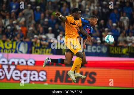 Bergamo, Italie. August 2025. Isak Hien während des italienischen Meisterschaftsspiels Serie A zwischen Atalanta BC und Pisa SC am 24. August 2025 im Gewiss Stadium in Bergamo, Italien - Foto Alessio Morgese/DPPI Credit: DPPI Media/Alamy Live News Stockfoto