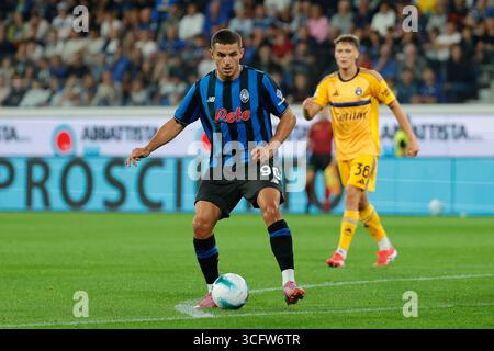August 2025; Gewiss-Stadion, Bergamo, Italien, Fußball der Serie A, Atalanta gegen Pisa; Nikola Krstovic läuft mit dem Ball Stockfoto