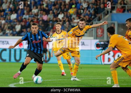 August 2025; Gewiss-Stadion, Bergamo, Italien, Fußball der Serie A, Atalanta gegen Pisa; Nikola Krstovic läuft mit dem Ball Stockfoto