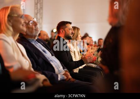 Kiew, Ukraine. August 2025. Der ukrainische Präsident Wolodymyr Zelenskyj, Zentrum, und seine Frau Olena Zelenska applaudierten während der Unterhaltungsteil der Preisverleihung der Nationalen Legende der Ukraine am 24. August 2025 in Kiew, Ukraine. Kredit: Ukrainischer Ratsvorsitz/Pressestelle Des Ukrainischen Präsidenten/Alamy Live News Stockfoto