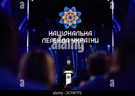 Kiew, Ukraine. August 2025. Der ukrainische Präsident Wolodymyr Zelenskyj hält während der Verleihung der Nationalen Legende der Ukraine am 24. August 2025 in Kiew, Ukraine, eine Rede. Kredit: Ukrainischer Ratsvorsitz/Pressestelle Des Ukrainischen Präsidenten/Alamy Live News Stockfoto