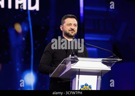 Kiew, Ukraine. August 2025. Der ukrainische Präsident Wolodymyr Zelenskyj hält während der Verleihung der Nationalen Legende der Ukraine am 24. August 2025 in Kiew, Ukraine, eine Rede. Kredit: Ukrainischer Ratsvorsitz/Pressestelle Des Ukrainischen Präsidenten/Alamy Live News Stockfoto