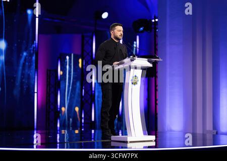 Kiew, Ukraine. August 2025. Der ukrainische Präsident Wolodymyr Zelenskyj hält während der Verleihung der Nationalen Legende der Ukraine am 24. August 2025 in Kiew, Ukraine, eine Rede. Kredit: Ukrainischer Ratsvorsitz/Pressestelle Des Ukrainischen Präsidenten/Alamy Live News Stockfoto